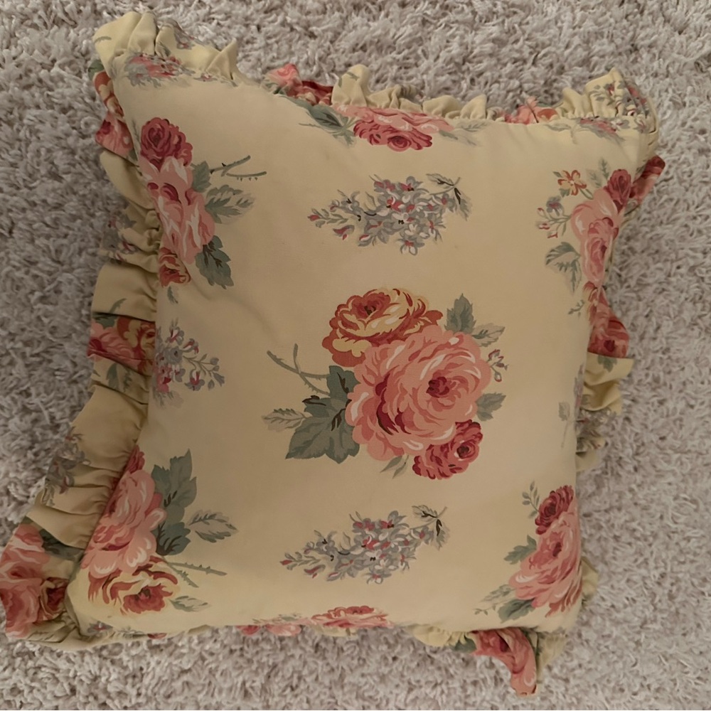 Authentic Ralph Lauren Iconic Floral Throw Pillow with Ruffle Edges - Picture 4 of 4